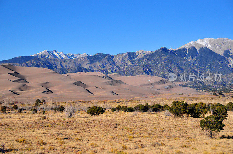 平原，大沙丘NP和Sangre de Cristo山脉的沙丘，右边是Herard山，美国科罗拉多州